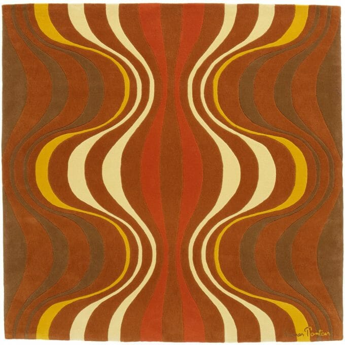 Der VP Onion 1 Teppich in braun, gelb und rot von Designer Verner Panton. Der Teppich wird handgeknüpft in Nepal.